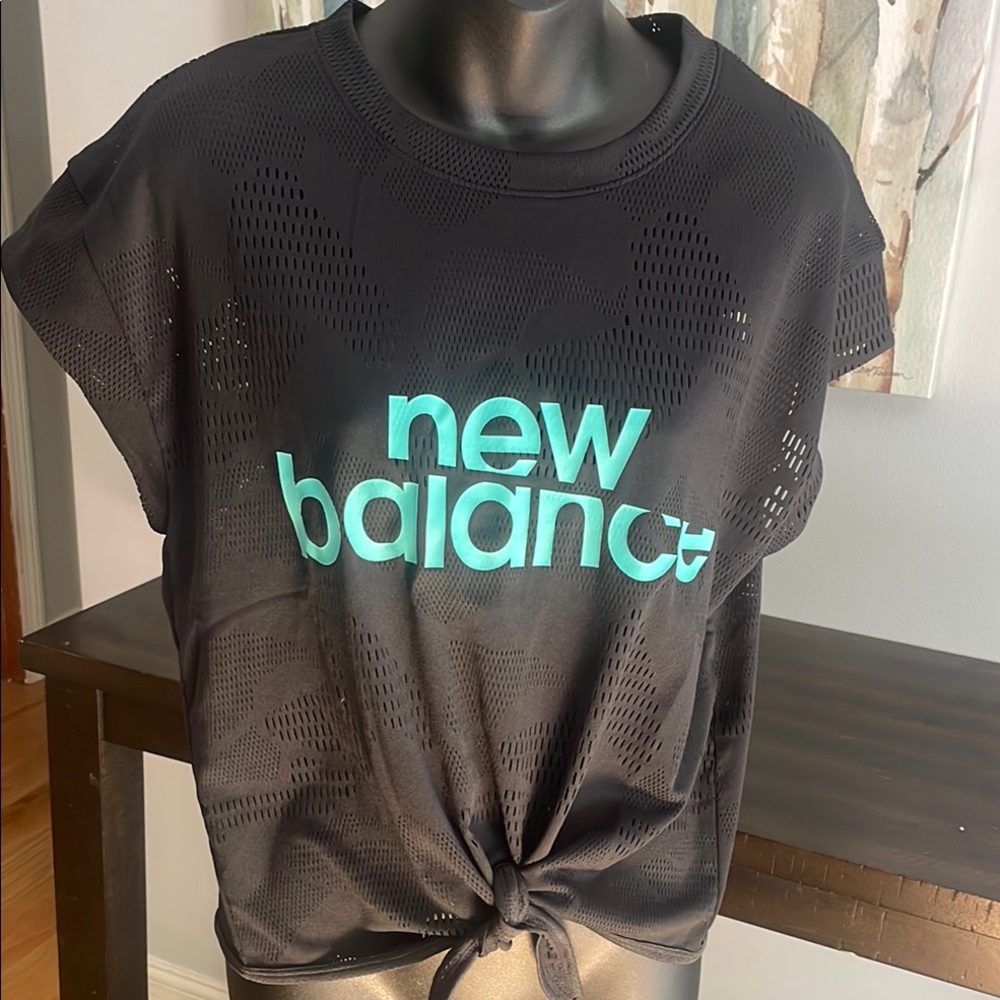 ⭐️ 5 items for $15 ⭐️ New Balance Black Cap Sleeve Tie Front T-Shirt